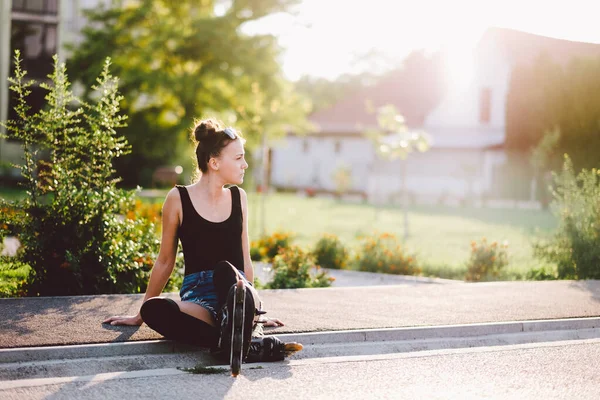 Jonge Vrouw Zittend Bank Het Park — Stockfoto