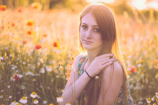 Vacker Ung Kvinna Ett Fält Blommor — Stockfoto