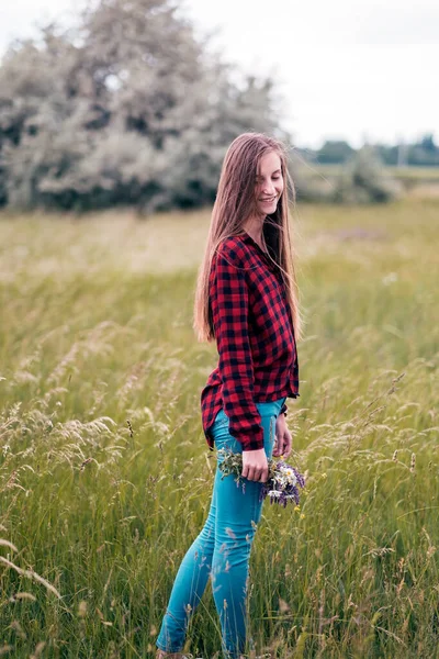 Schönes Mädchen Auf Einem Feld Mit Einem Blumenstrauß — Stockfoto