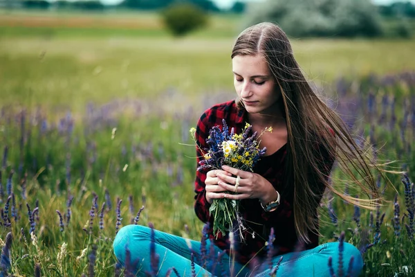 Bella Ragazza Campo Con Fiori — Foto Stock