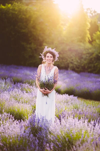 Hermosa Mujer Vestido Blanco Recoger Flores Lavanda Campo Atardecer —  Fotos de Stock