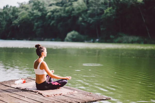 Genç Kadın Parkta Yoga Yapıyor — Stok fotoğraf