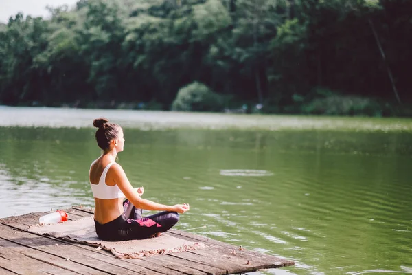 Jeune Femme Pratiquant Yoga Dans Parc — Photo