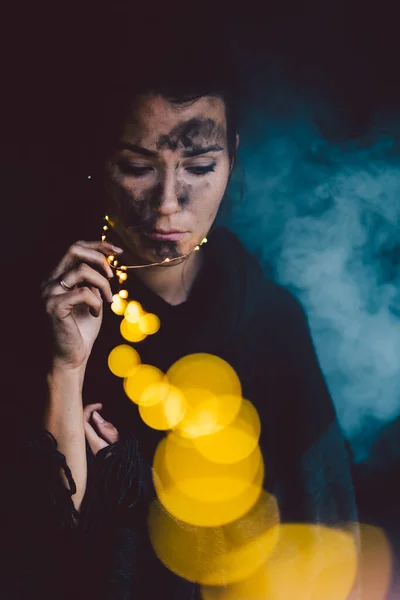 Jovem Com Cigarro Estúdio — Fotografia de Stock