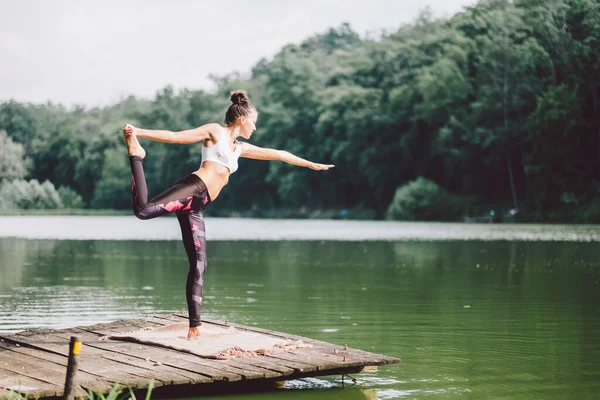 Giovane Donna Che Pratica Yoga Nel Parco — Foto Stock