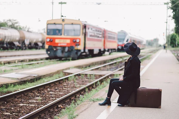 Ung Kvinna Som Sitter Järnvägsspår — Stockfoto