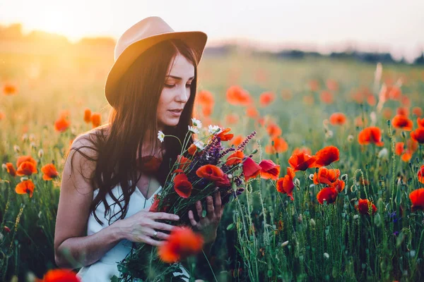 Junge Schöne Frau Posiert Feld Bei Sonnenuntergang — Stockfoto