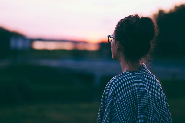 Sahilde Duran Güneş Gözlüklü Genç Kadın — Stok fotoğraf