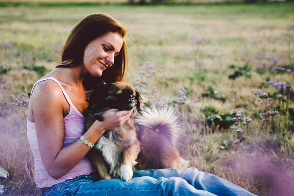 Mooie vrouw met haar hond in de natuur — Stockfoto