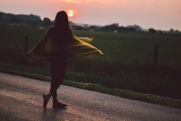 Schöne Mädchen Einem Kleid Mit Einem Rucksack Unterwegs — Stockfoto