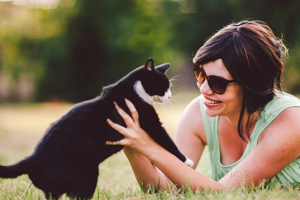 Giovane Donna Con Cappello Occhiali Nel Parco — Foto Stock