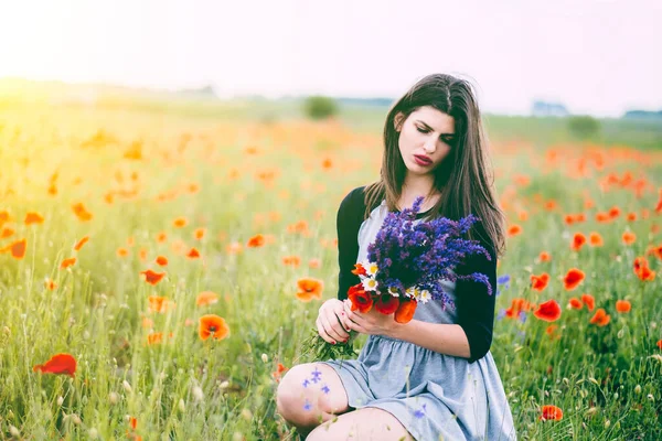 Junge Frau Auf Einem Feld Mit Einem Strauß Mohn — Stockfoto