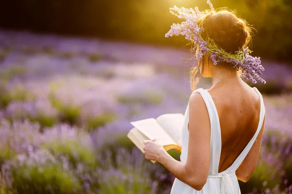 Schöne Frau Weißen Kleid Liest Buch Zwischen Lavendelblüten Auf Dem — Stockfoto