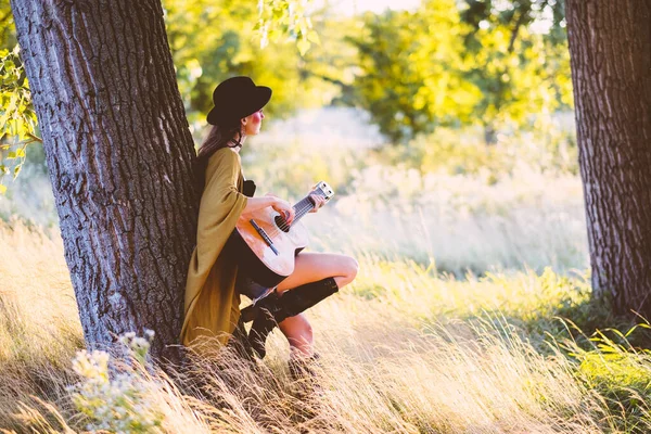 Ung Kvinna Med Gitarr Parken — Stockfoto