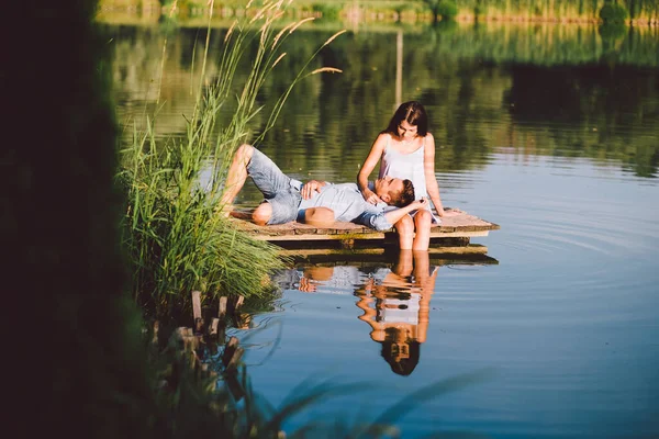 Jong Koppel Verliefd Het Park Een Zonnige Dag — Stockfoto