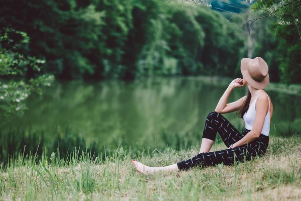 Jovem Bela Mulher Relaxante Parque — Fotografia de Stock