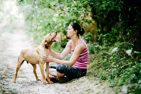 Giovane Donna Che Gioca Con Cani Nel Parco — Foto Stock