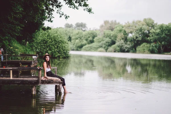 Молода Жінка Сидить Річці — стокове фото