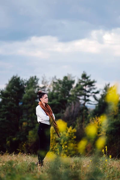 Joven Chica Relajante Aire Libre Principios Otoño —  Fotos de Stock