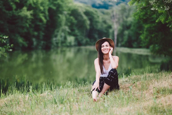 Joven Hermosa Mujer Relajarse Parque —  Fotos de Stock