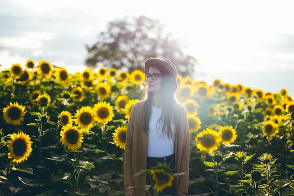 Ung Kvinna Ett Fält Med Solrosor — Stockfoto