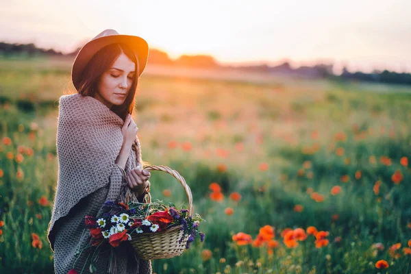 Junge Schöne Frau Posiert Feld Bei Sonnenuntergang — Stockfoto