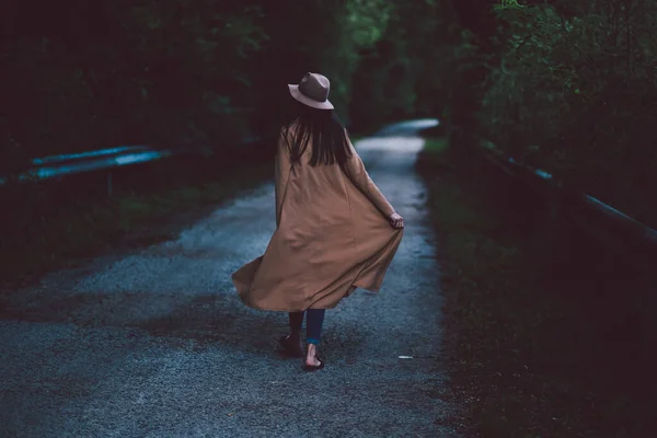 Jeune Fille Détendre Plein Air Près Lac — Photo