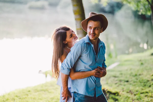 Glückliches Junges Verliebtes Paar Umarmt Und Lächelt Während Park Auf — Stockfoto