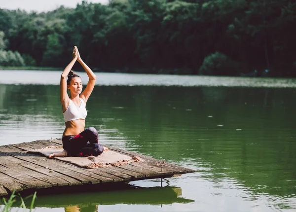 Giovane Donna Che Pratica Yoga Posa Loto Sul Lago — Foto Stock
