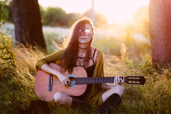Mujer Joven Con Guitarra Campo —  Fotos de Stock