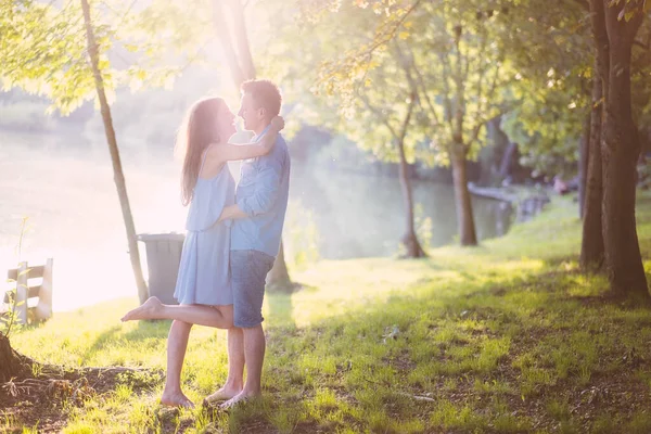 Pareja Joven Enamorada Parque — Foto de Stock