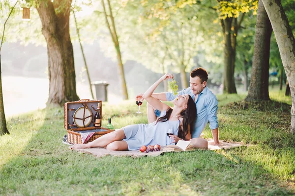 Joven Pareja Amor Sentado Hierba Parque — Foto de Stock