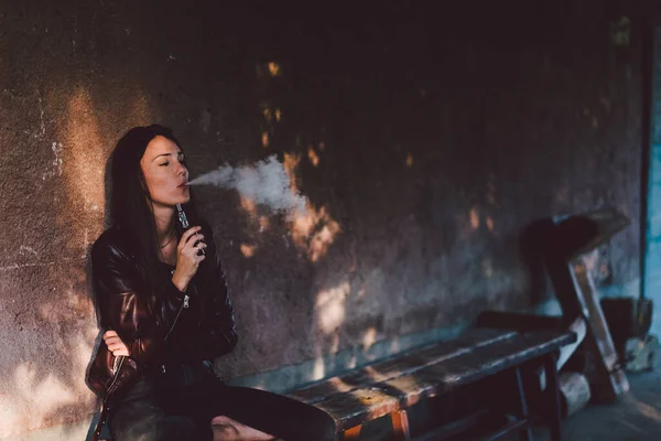 Giovane Donna Abito Nero Con Una Sigaretta — Foto Stock