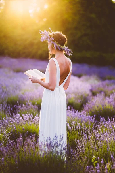 Schöne Frau Weißen Kleid Liest Buch Zwischen Lavendelblüten Auf Dem — Stockfoto