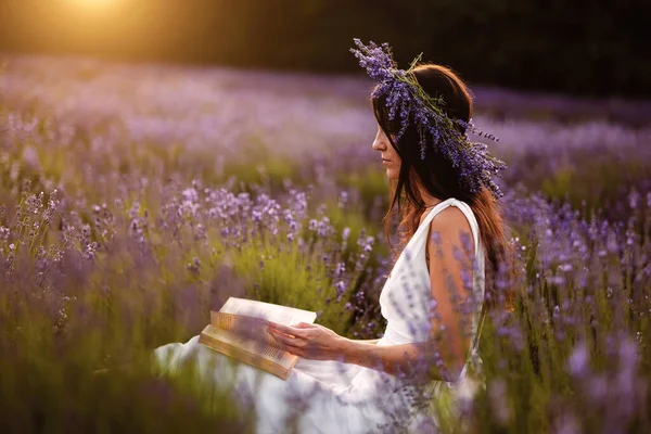 Schöne Frau Weißen Kleid Liest Buch Zwischen Lavendelblüten Auf Dem — Stockfoto