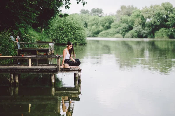 Mladá Žena Sedící Hrušce Řeky — Stock fotografie