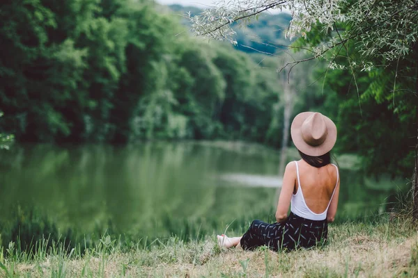 Genç Güzel Bir Kadın Parkta Dinleniyor — Stok fotoğraf