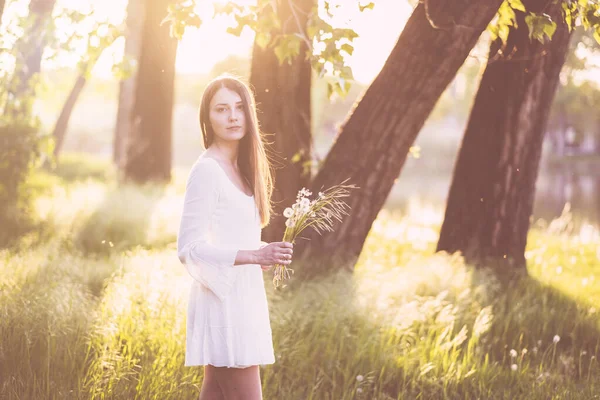 Mujer Vestida Con Vestido Blanco Por Los Árboles — Foto de Stock