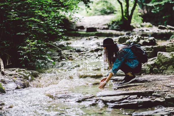 Giovane Ragazza Rilassante All Aperto All Inizio Dell Autunno — Foto Stock