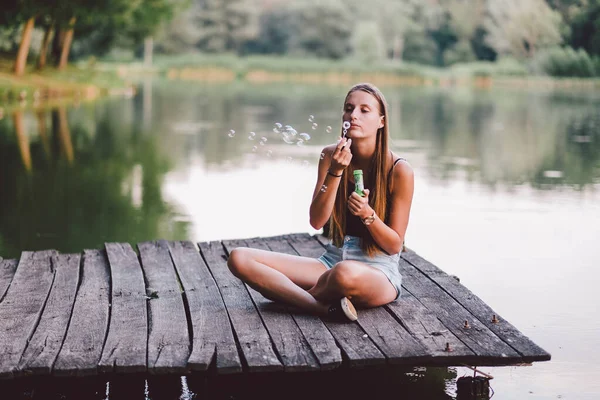 Ung Kvinna Röd Klänning Dricker Parken — Stockfoto