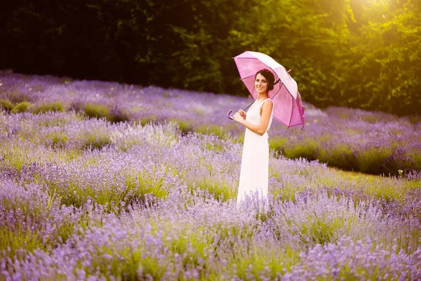 Bela Mulher Vestido Branco Com Guarda Chuva Posando Entre Flores — Fotografia de Stock
