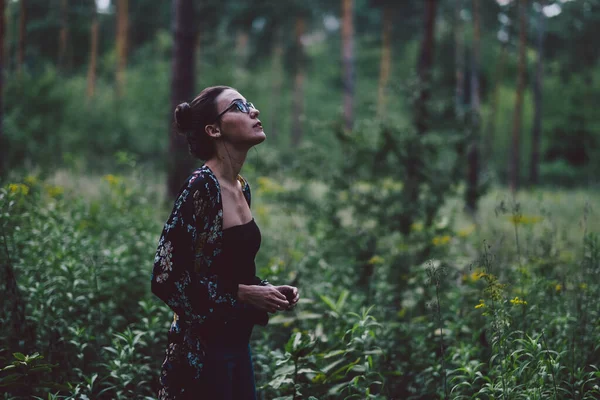 Vacker Ung Kvinna Klänning Skogen — Stockfoto