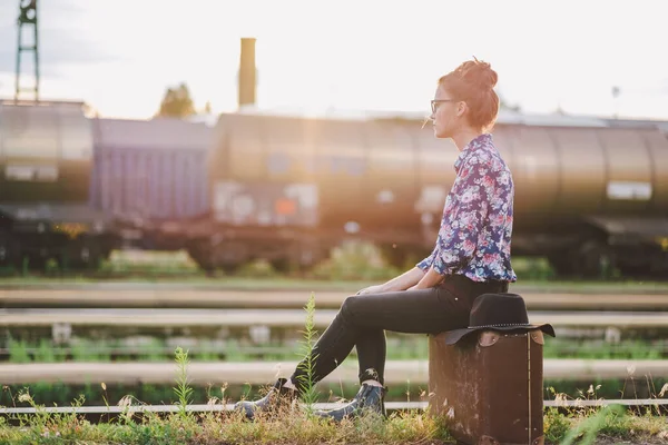 Ung Kvinna Med Resväska Sittande Bänken — Stockfoto