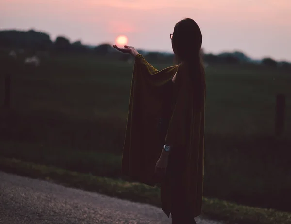 Sırt Çantalı Genç Bir Kadın — Stok fotoğraf