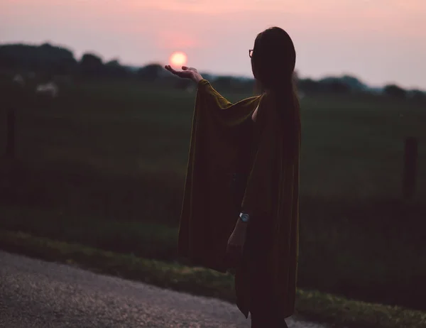 Junge Frau Mit Rucksack Auf Einem Feld — Stockfoto