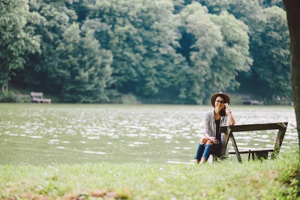 Yaz Parkında Dinlenen Genç Bir Kadın — Stok fotoğraf