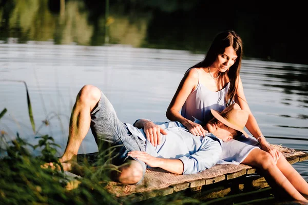 Paar Sitzt Auf Dem See — Stockfoto