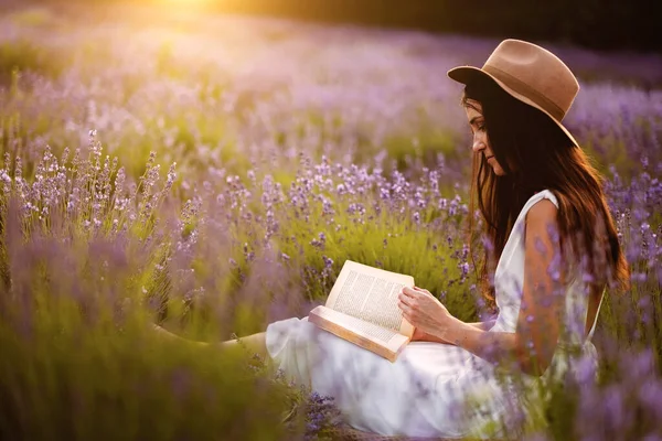 Mooie Vrouw Witte Jurk Lezen Boek Onder Lavendel Bloemen Het — Stockfoto