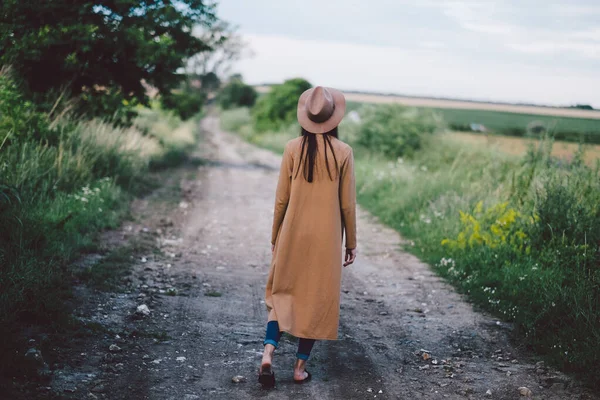 Giovane Ragazza Rilassante All Aperto All Inizio Dell Autunno — Foto Stock