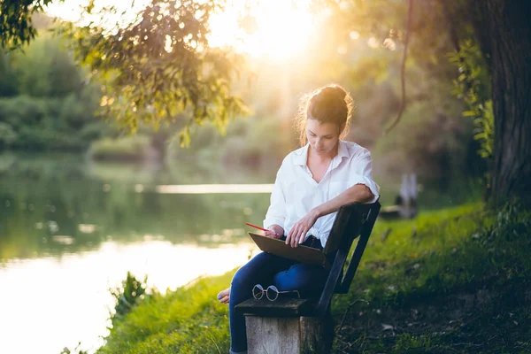 Jovem Mulher Sentada Banco Com Laptop Parque — Fotografia de Stock